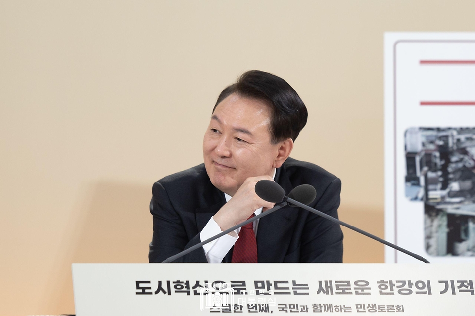 윤석열 대통령이 19일 서울 영등포구 문래예술공장에서 ‘도시혁신으로 만드는 새로운 한강의 기적’을 주제로 열린 ‘스물한 번째 국민과 함께하는 민생토론회’에서 참석자들의 발언을 듣고 있다.