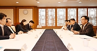 최상목 경제부총리 겸 기획재정부 장관이 19일 서울 종로구 정부서울청사에서 열린 ‘자본시장 선진화 관련 간담회’를 주재하며 모두발언을 하고 있다.