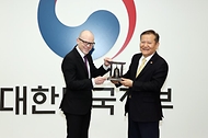 이상민 행정안전부 장관이 19일 서울 종로구 정부서울청사에서 티트 리살로(Tiit Riisalo) 에스토니아 경제정보기술장관에게 선물을 전달하고 있다.