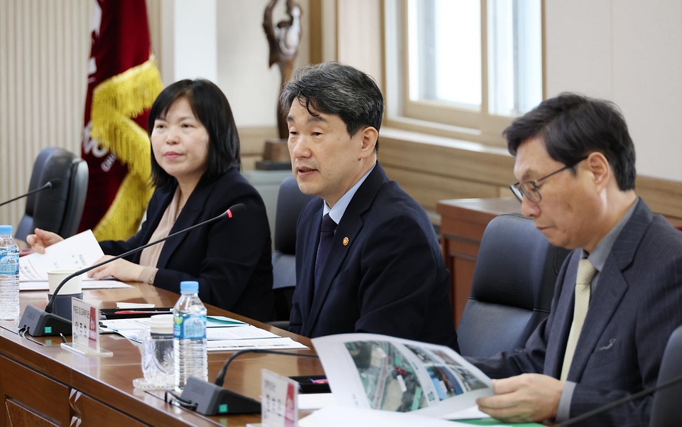 이주호 사회부총리 겸 교육부 장관이 19일 청주시 충북대학교에서 열린 ‘의대 운영대학 현장간담회’에서 발언하고 있다. 이번 간담회는 최근 의대 정원 증원 정책과 관련하여 원활한 학사 운영이 어려운 상황에서 학생들의 학습권 보호를 위한 대학의 적극적인 노력을 당부하기 위해 마련됐다.