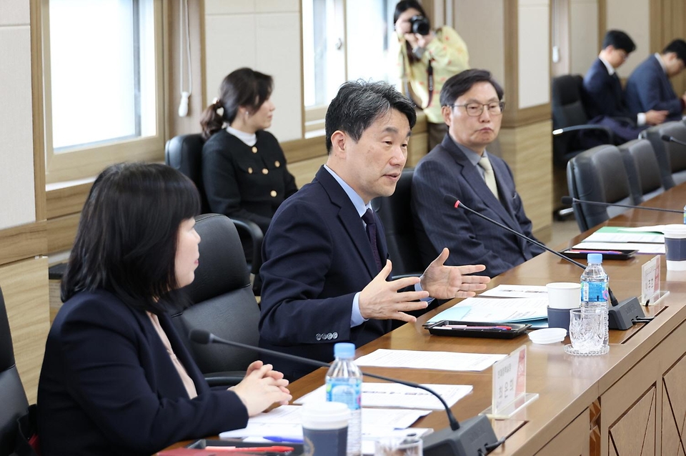 이주호 사회부총리 겸 교육부 장관이 19일 청주시 충북대학교에서 열린 ‘의대 운영대학 현장간담회’에서 발언하고 있다. 이번 간담회는 최근 의대 정원 증원 정책과 관련하여 원활한 학사 운영이 어려운 상황에서 학생들의 학습권 보호를 위한 대학의 적극적인 노력을 당부하기 위해 마련됐다.