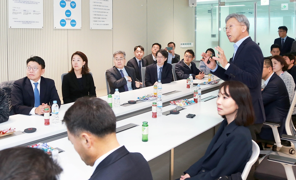 안덕근 산업통상자원부 장관이 19일 세종시 전의면에 위치한 (주)레이크머티리얼즈를 방문해 수출·공급망 등과 관련한 애로사항을 청취하고, 수출 지원 강화 대책 방안을 논의하고 있다. 이날은 ‘경제안보 공급망 현장점검’을 위해 미국, 캐나다, 독일, 브라질 등 21개국 상무관들과 함께 방문했다.
