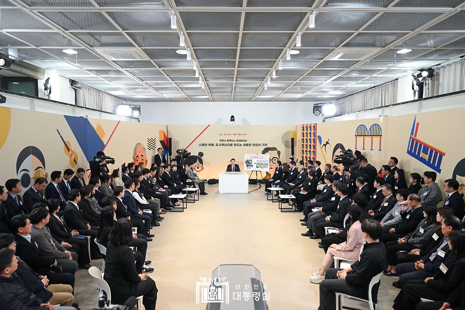 윤석열 대통령이 19일 서울 영등포구 문래예술공장에서 ‘도시혁신으로 만드는 새로운 한강의 기적’을 주제로 열린 ‘스물한 번째 국민과 함께하는 민생토론회’에서 발언하고 있다.