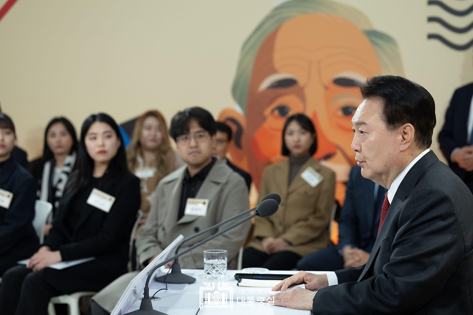 윤석열 대통령이 19일 서울 영등포구 문래예술공장에서 ‘도시혁신으로 만드는 새로운 한강의 기적’을 주제로 열린 ‘스물한 번째 국민과 함께하는 민생토론회’에서 발언하고 있다.