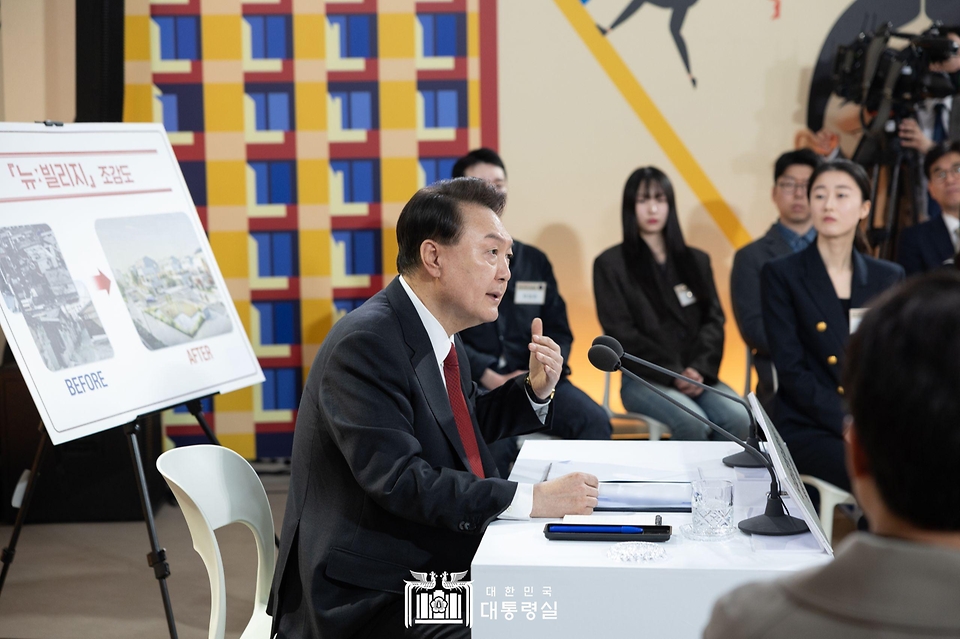 윤석열 대통령이 19일 서울 영등포구 문래예술공장에서 ‘도시혁신으로 만드는 새로운 한강의 기적’을 주제로 열린 ‘스물한 번째 국민과 함께하는 민생토론회’에서 발언하고 있다.