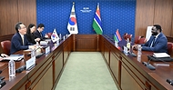 조태열 외교부 장관이 20일 서울 종로구 외교부에서 제3차 민주주의 정상회의 장관급 회의 참석차 방한중인 마마두 탕가라(Mamadou Tangara) 감비아 외교장관과 회담을 하고 있다. 이날 회담에서는 양국 간 실질 협력, 국제무대 협력 및 한반도 정세 등 공동 관심사에 대해 의견을 교환했다.