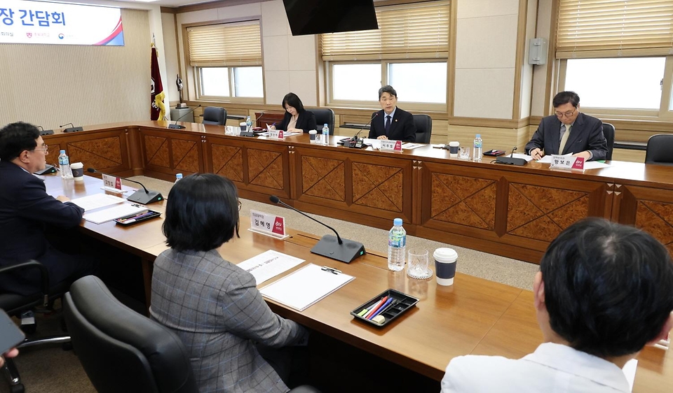 이주호 사회부총리 겸 교육부 장관이 19일 청주시 충북대학교에서 열린 ‘의대 운영대학 현장간담회’에서 발언하고 있다. 이번 간담회는 최근 의대 정원 증원 정책과 관련하여 원활한 학사 운영이 어려운 상황에서 학생들의 학습권 보호를 위한 대학의 적극적인 노력을 당부하기 위해 마련됐다.