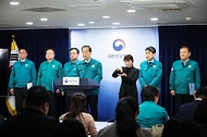 한덕수 국무총리가 의대 정원 확대를 두고 의정 갈등이 계속되고 있는 20일 세종대로 정부서울청사에서 의료 개혁 관련 대국민 담화 발표를 하고 있다.