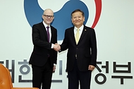 이상민 행정안전부 장관이 19일 서울 종로구 정부서울청사에서 티트 리살로(Tiit Riisalo) 에스토니아 경제정보기술장관과 만나 악수하고 있다.