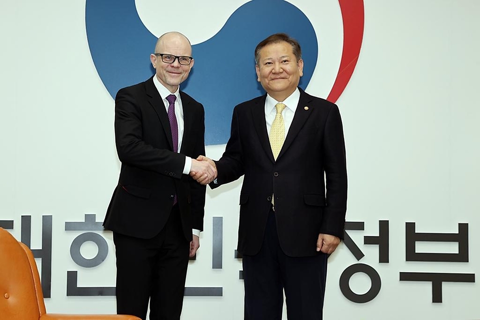 이상민 행정안전부 장관이 19일 서울 종로구 정부서울청사에서 티트 리살로(Tiit Riisalo) 에스토니아 경제정보기술장관과 만나 악수하고 있다.