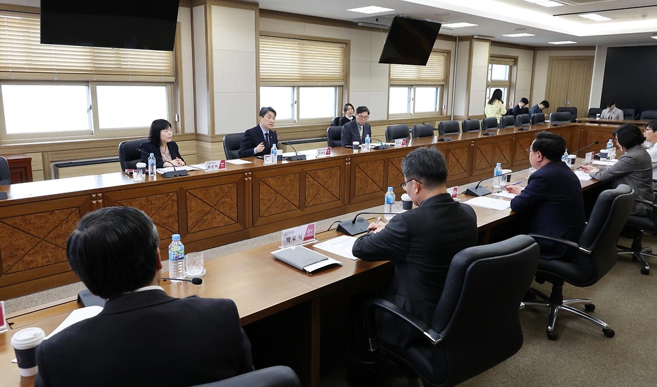 이주호 사회부총리 겸 교육부 장관이 19일 청주시 충북대학교에서 열린 ‘의대 운영대학 현장간담회’에서 발언하고 있다. 이번 간담회는 최근 의대 정원 증원 정책과 관련하여 원활한 학사 운영이 어려운 상황에서 학생들의 학습권 보호를 위한 대학의 적극적인 노력을 당부하기 위해 마련됐다.