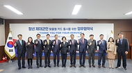 강정애 국가보훈부 장관이 20일 서울시 용산구 서울지방보훈청에서 열린 청년 제대군인 맞춤형 카드 출시를 위한 업무협약식에 참석하여 이창권 KB국민카드, 정완규 여신금융협회장, 김성태 IBK기업은행장, 임철현 NH농협카드 부사장과 함께 업무협약식에 서명 후 기념촬영을 하고 있다.