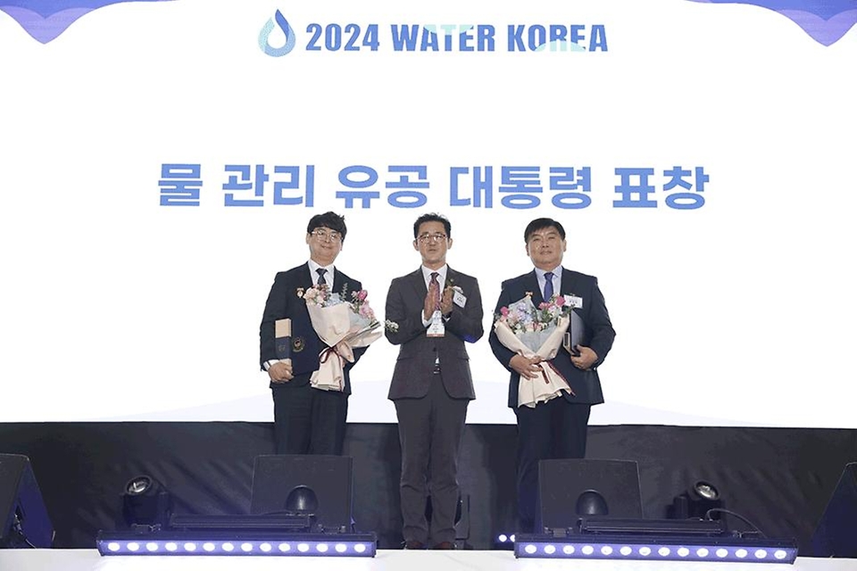 임상준 환경부 차관이 20일 대전 유성구 대전컨벤션센터 제2전시장에서 열린 ‘2024 국제물산업박람회’ 개막식에서 물관리 유공자들에게 대통령 표창을 전달하고 기념 촬영을 하고 있다.