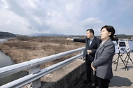 한화진 환경부 장관이 20일 강원 강릉시 연곡면의 지하수저류댐 설치 예정지를 둘러보고 있다. 