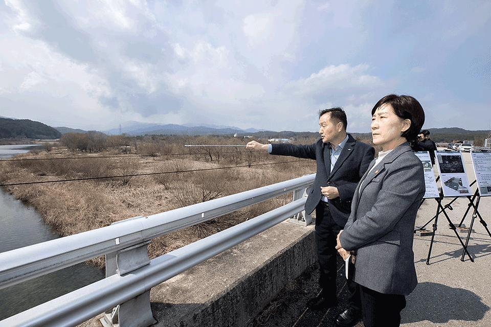 한화진 환경부 장관이 20일 강원 강릉시 연곡면의 지하수저류댐 설치 예정지를 둘러보고 있다. 