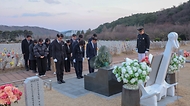 강정애 국가보훈부 장관은 20일 오후 국립대전현충원 현충문 앞 현충광장에서 서해수호 55영웅을 기리기 위한 불멸의 빛 점등행사에 참석 전 유족들과 함께 제2연평해전및 연평도 포격 전사자, 천안함 전사자 묘역과 고 한주호 준위 묘역에 들려 헌화하고 있다.