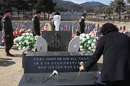 <p>서해수호의 날을 이틀 앞둔 20일 대전 유성구 국립대전현충원 천안함46용사묘역을 찾은 참배객들이 묘역을 둘러보고 있다.</p>