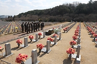 <p>서해수호의 날을 이틀 앞둔 20일 대전 유성구 국립대전현충원 천안함46용사묘역을 찾은 참배객들이 묘역을 둘러보고 있다.</p>