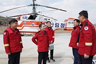 남성현 산림청장이 20일 강원도 철원군을 방문해 산불대응태세를 점검하고 직원들을 격려하고 있다.