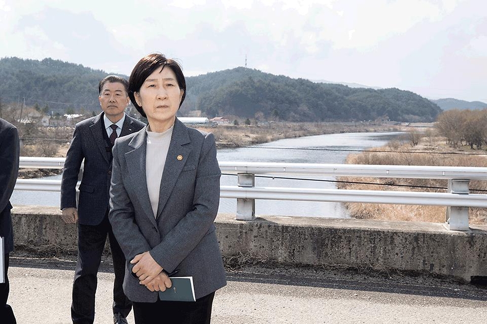 한화진 환경부 장관이 20일 강원 강릉시 연곡면의 지하수저류댐 설치 예정지를 둘러보고 있다. 