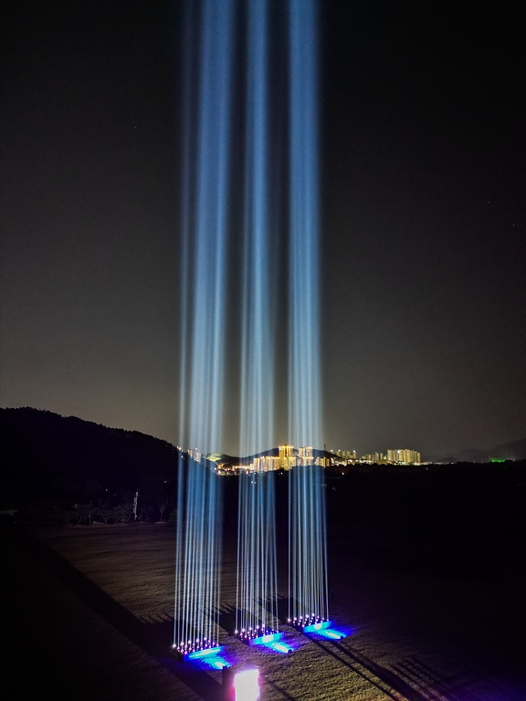 20일 오후 국립대전현충원 현충문 앞 현충광장에서 서해수호 55영웅을 기리기 위한 불멸의 빛이 점등하여 대전 하늘을 비추고 있다.