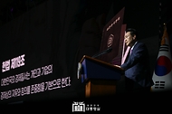 윤석열 대통령이 20일 서울 영등포구 63컨벤션센터에서 열린 ‘제51회 상공의 날 기념식’에서 ‘자유주의 경제시스템에서 기업활동의 자유와 국가의 역할’을 주제로 특별 강연을 하고 있다.