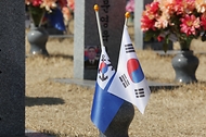 <p>서해수호의 날을 이틀 앞둔 20일 대전 유성구 국립대전현충원 천안함46용사묘역을 찾은 참배객들이 묘역을 둘러보고 있다.</p>