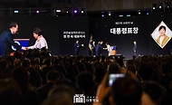 윤석열 대통령이 20일 서울 영등포구 63컨벤션센터에서 열린 ‘제51회 상공의 날 기념식’에서 정연숙 한솔일렉트로닉스 대표이사에게 대통령 표창을 수여하고 있다.