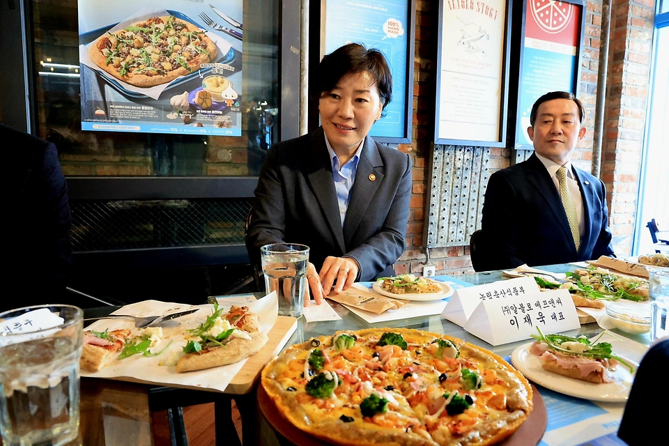 송미령 농림축산식품부 장관이 20일 물가안정 협력 외식기업인 서울 양천구 피자알볼로 목동 본점을 방문해 판매가격 인하를 단행하고 있는 현장 관계자들을 격려하며 애로사항을 청취하고 있다. 