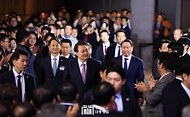 윤석열 대통령이 20일 서울 영등포구 63컨벤션센터에서 열린 ‘제51회 상공의 날 기념식’에 입장하고 있다.