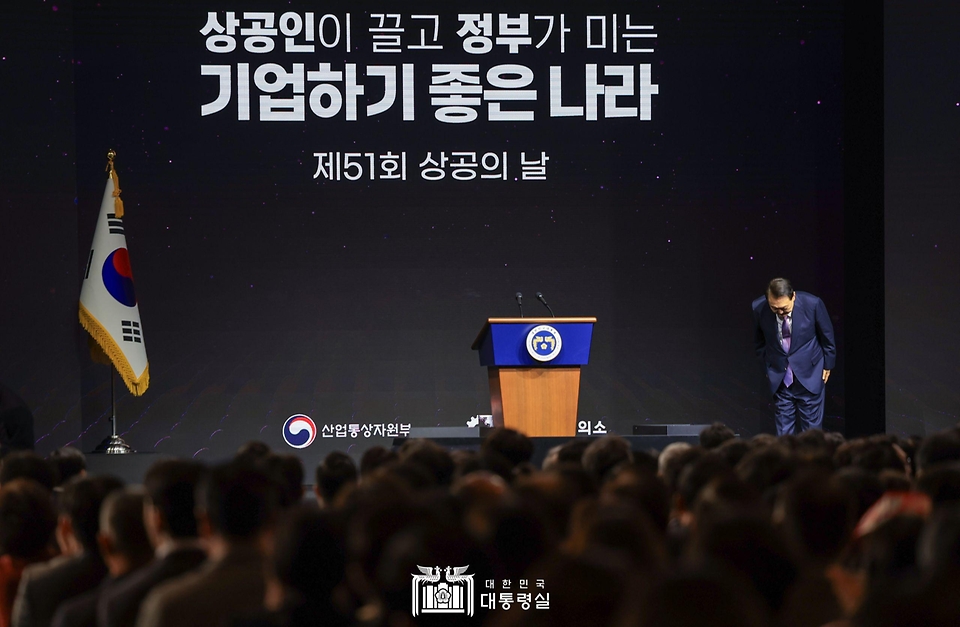 윤석열 대통령이 20일 서울 영등포구 63컨벤션센터에서 열린 ‘제51회 상공의 날 기념식’에서 ‘자유주의 경제시스템에서 기업활동의 자유와 국가의 역할’을 주제로 특별 강연을 하기 전 인사하고 있다.