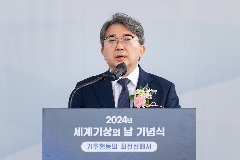 유희동 기상청장이 21일 대전엑스포시민광장 야외공연장에서 열린 ‘2024년 세계기상의 날’ 기념식에서 기념사를 하고 있다.