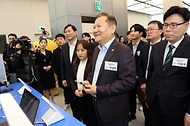 이상민 행정안전부 장관이 20일 서울 서초구 삼성 강남 플래그십 스토어에서 열린 ‘모바일 신분증 민간개방 삼성월렛 오픈 행사’에서 모바일 신분증 활용 서비스를 시연해 보고 있다.