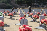<p>서해수호의 날을 이틀 앞둔 20일 대전 유성구 국립대전현충원 천안함46용사묘역을 찾은 참배객들이 묘역을 둘러보고 있다.</p>