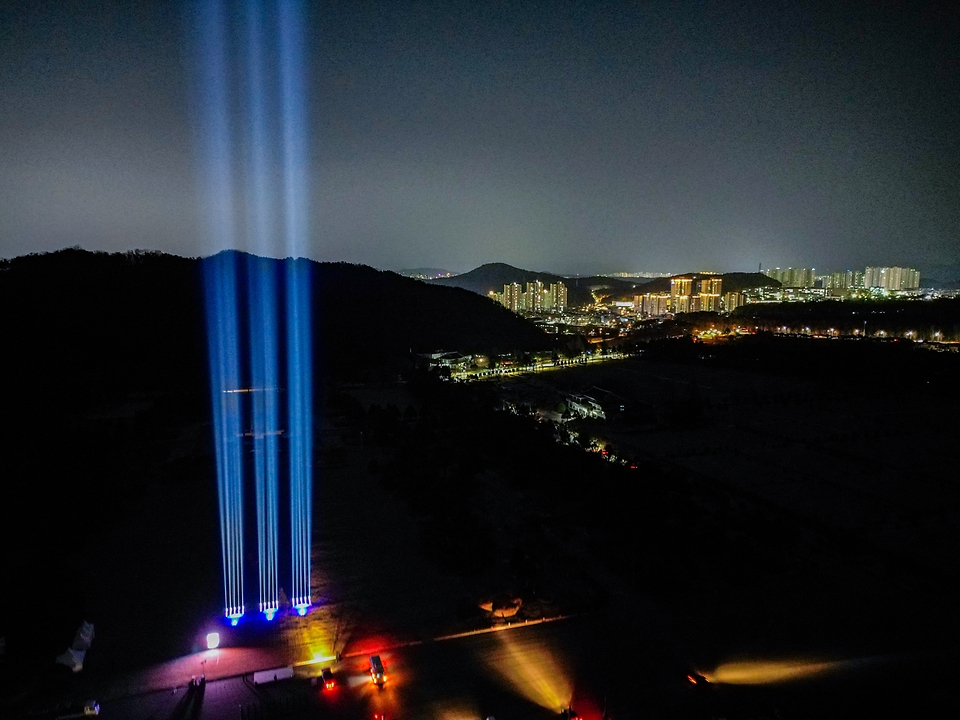 20일 오후 국립대전현충원 현충문 앞 현충광장에서 서해수호 55영웅을 기리기 위한 불멸의 빛이 점등하여 대전 하늘을 비추고 있다.