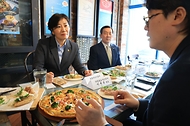 송미령 농림축산식품부 장관이 20일 물가안정 협력 외식기업인 서울 양천구 피자알볼로 목동 본점을 방문해 판매가격 인하를 단행하고 있는 현장 관계자들을 격려하며 애로사항을 청취하고 있다. 