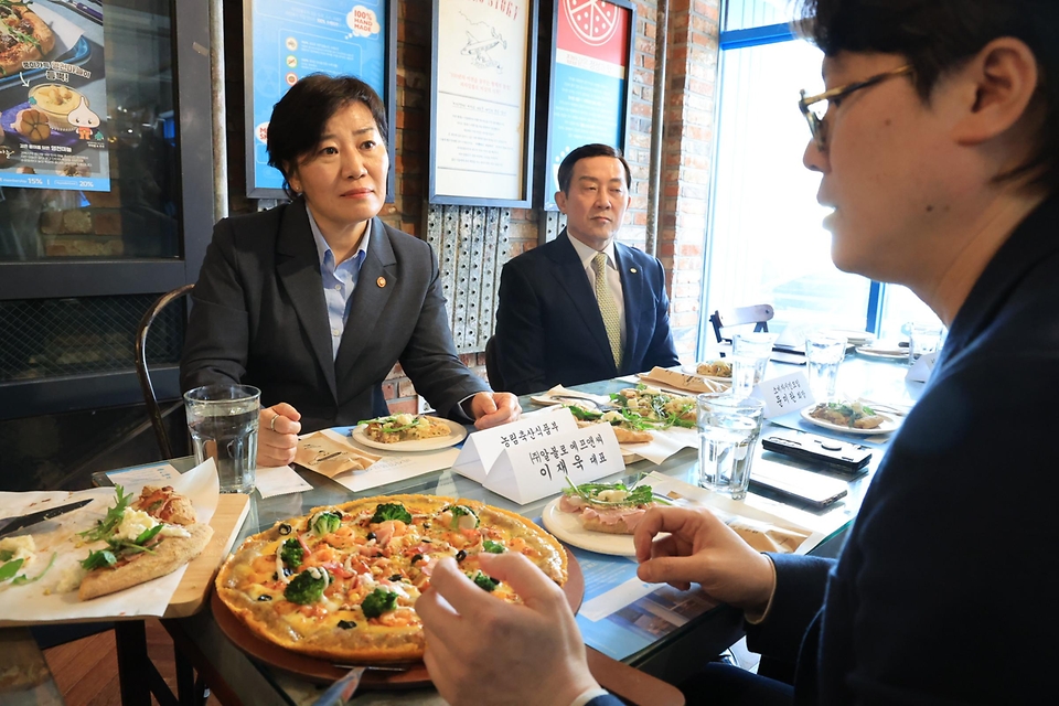 송미령 농림축산식품부 장관이 20일 물가안정 협력 외식기업인 서울 양천구 피자알볼로 목동 본점을 방문해 판매가격 인하를 단행하고 있는 현장 관계자들을 격려하며 애로사항을 청취하고 있다. 