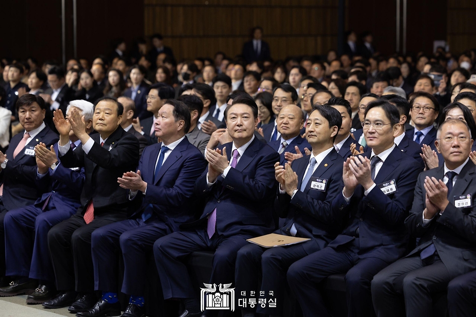 윤석열 대통령이 20일 서울 영등포구 63컨벤션센터에서 열린 ‘제51회 상공의 날 기념식’에서 기업인들과 함께 박수 치고 있다. (오른쪽부터, 정의선 현대차 회장, 이재용 삼성전자 회장, 안덕근 산업부 장관, 윤석열 대통령, 최태원 대한상의 회장)