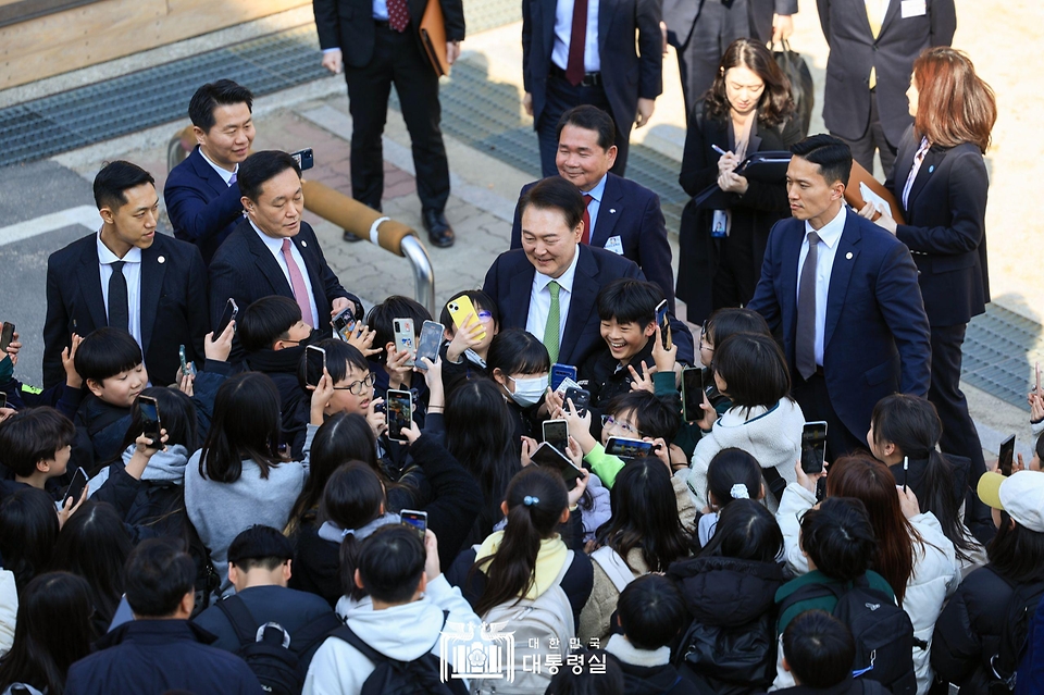 윤석열 대통령이 21일 강원도 원주시 명륜초등학교 늘봄학교 현장을 방문해 초등학생들과 기념 사진을 찍고 있다. 