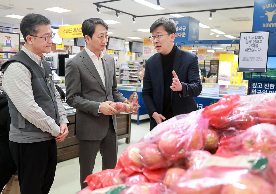 안덕근 산업통상자원부 장관이 21일 서울 용산구 이마트 용산역점을 방문해 과일 수급 동향을 점검하고 있다. 이날 현장 점검은 최근 사과, 배 등 과일 가격 급등에 따른 민생경제 어려움이 심화됨에 따라 물가 안정을 위한 대형마트 업계의 역할을 당부하기 위해서 진행됐다.