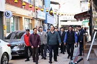 한덕수 국무총리가 21일 충남 공주시 공주산성시장을 방문해 상권을 둘러보고 있다.
