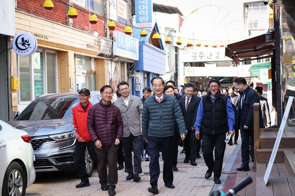 한덕수 국무총리가 21일 충남 공주시 공주산성시장을 방문해 상권을 둘러보고 있다.
