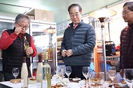 한덕수 국무총리가 21일 충남 공주시 공주산성시장에서 공주 전통주 매장을 방문해 둘러보고 있다.