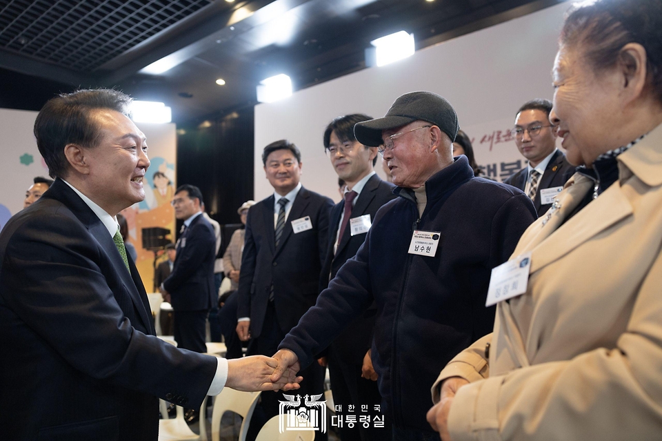 윤석열 대통령이 21일 강원도 원주 건강보험심사평가원에서 ‘건강하고 행복한 노후’ 주제로 열린 ‘스물두 번째 국민과 함께하는 민생토론회’에서 참석자들과 인사하고 있다.