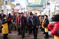 한덕수 국무총리가 21일 충남 공주시 공주산성시장에서 상인들을 격려하고 있다.