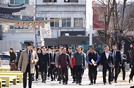 한덕수 국무총리가 21일 충남 공주시 공주산성시장을 방문하고 있다.