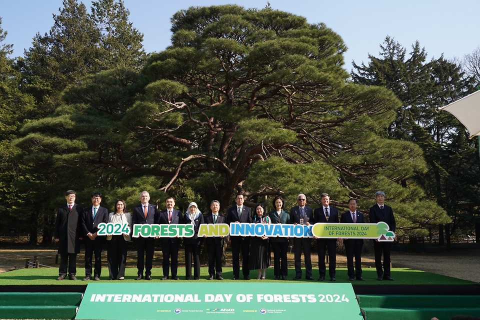 남성현 산림청장이 21일 서울 국립산림과학원에서 열린 ‘2024 세계산림의 날 기념행사’에서 쉥야요 탕 FAO한국사무소장(오른쪽 두 번째), 아시아산림협력기구(AFoCO) 사무차장 및 아시아산림협력기구 회원국 대사, 외교부 관계자와 함께 세계산림의 날 메시지를 담은 손팻말을 들고 기념 촬영을 하고 있다.