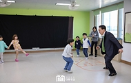 윤석열 대통령이 21일 강원도 원주시 명륜초등학교의 늘봄학교 ‘초1 맞춤형 프로그램’ 전래놀이를 진행 중인 교실에서 어린이들과 술래잡기 놀이를 함께 하고 있다.