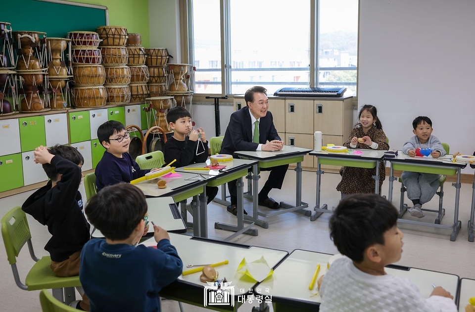 윤석열 대통령이 21일 강원도 원주시 명륜초등학교의 늘봄학교 ‘초1 맞춤형 프로그램’ 음악 프로그램을 참관하고 있다.