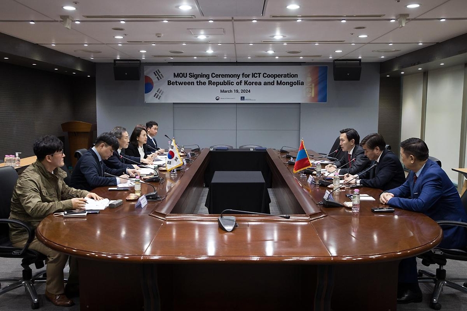 이종호 과학기술정보통신부 장관이 19일 서울 중구 서울중앙우체국에서 열린 ‘한-몽골 정보통신기술(ICT) 협력 MOU 체결식’에서 우츠랄 니암 오소르(Uchral Nyam-Osor)  몽골 디지털개발통신부 장관과 면담하고 있다.